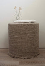 Afbeelding in Gallery-weergave laden, ronde poef van shabby linnen