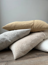 Afbeelding in Gallery-weergave laden, kussen van stonewashed linnen