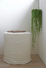 Afbeelding in Gallery-weergave laden, ronde poef van shabby linnen