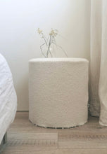 Afbeelding in Gallery-weergave laden, ronde poef van bouclé